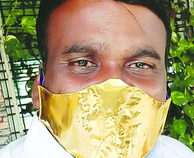 A gold mask made by a person from Chikhali! | हौसेला मोल नाही...चिखलीतील व्यक्तीने बनवून घेतला सोन्याचा मास्क ! A gold mask made by a person from Chikhali! | हौसेला मोल नाही...चिखलीतील व्यक्तीने बनवून घेतला सोन्याचा मास्क !