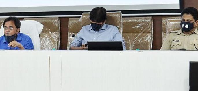 Take measures to treat the covid patient in one place | कोविड रुग्णावर एकाच ठिकाणी उपचार करण्याची उपाययोजना ठेवा Take measures to treat the covid patient in one place | कोविड रुग्णावर एकाच ठिकाणी उपचार करण्याची उपाययोजना ठेवा