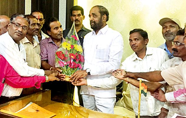 phae-rao-alaoya-palaanatamadhaila-385-kantaraatai-kaamagaaraannaa-vaetanavaadha | फे रो अलॉय प्लान्टमधील ३८५ कंत्राटी कामगारांना वेतनवाढ