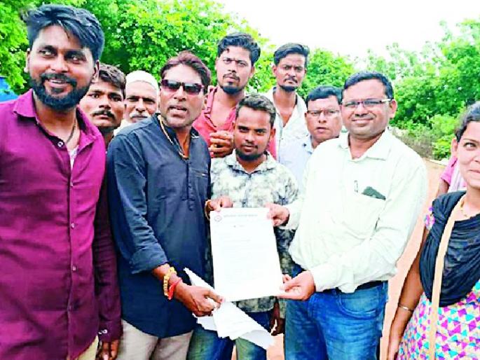Locals lock down power distribution office | वीज वितरण कार्यालयाला नागरिकांनी ठोकले कुलूप