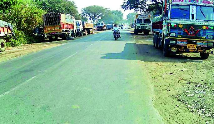 Heavy transporters' arbitrariness continues | जड वाहतूकदारांची मनमानी सुरूच Heavy transporters' arbitrariness continues | जड वाहतूकदारांची मनमानी सुरूच