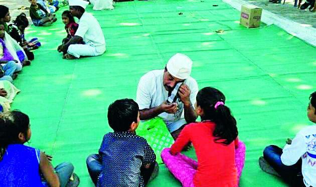 Prohibition of ghastly by the ghazals of grasshoppers | परिजनांच्या गळाभेटीने गहिवरले बंदीजन Prohibition of ghastly by the ghazals of grasshoppers | परिजनांच्या गळाभेटीने गहिवरले बंदीजन