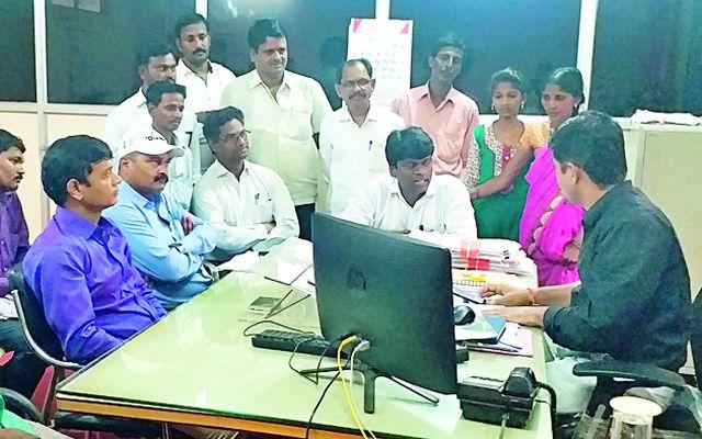 Provide compensation immediately to the affected farmers | बोंडअळीग्रस्त शेतकऱ्यांना तातडीने भरपाई द्यावी Provide compensation immediately to the affected farmers | बोंडअळीग्रस्त शेतकऱ्यांना तातडीने भरपाई द्यावी