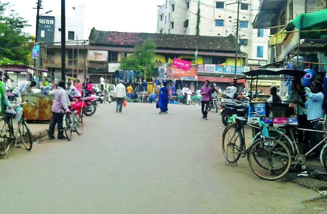 The 'Sunday Market' closure in Chandrapur | चंद्रपुरातील ‘संडे मार्केट’ बंद The 'Sunday Market' closure in Chandrapur | चंद्रपुरातील ‘संडे मार्केट’ बंद