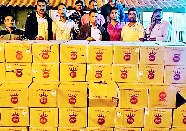 In Shadra, Rs. 33 lakhs worth of liquor was seized | भद्रावतीत ३३ लाखांचा दारूसाठा जप्त In Shadra, Rs. 33 lakhs worth of liquor was seized | भद्रावतीत ३३ लाखांचा दारूसाठा जप्त