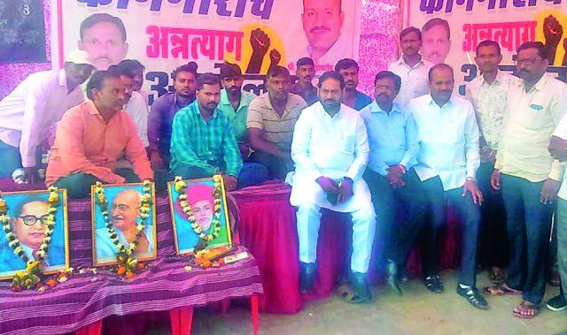 Nitin Raut got to know the questions of the agitators | नितीन राऊत यांनी जाणून घेतले आंदोलनकर्त्यांचे प्रश्न Nitin Raut got to know the questions of the agitators | नितीन राऊत यांनी जाणून घेतले आंदोलनकर्त्यांचे प्रश्न