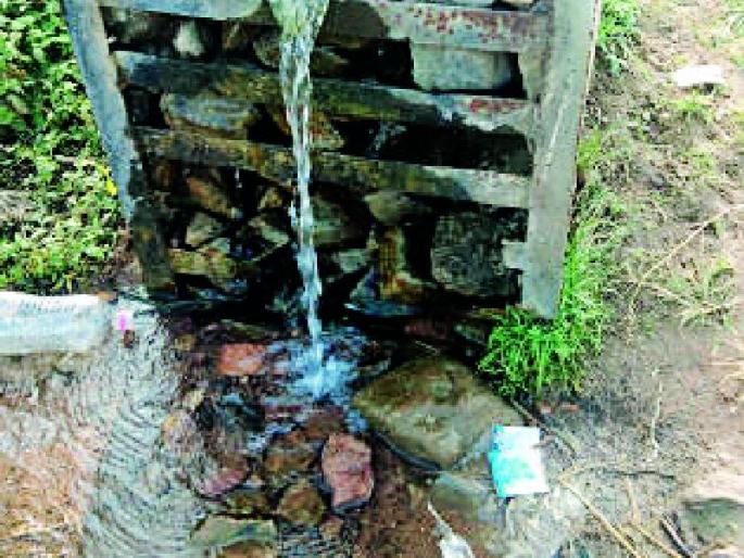 undefined | ४० रूपयांच्या वॉल्व्हसाठी रोज २३ ड्रम पाण्याचा अपव्यय