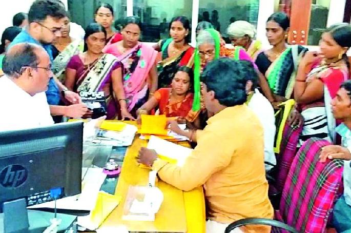 Ration card holder's chairmanship | राशन कार्डधारकांचा सभापतींना घेराव