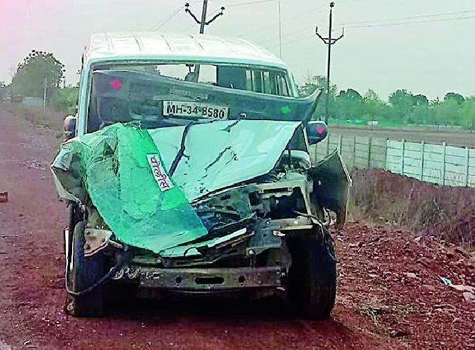 Three policemen injured along with the Thane driver in the accident | अपघातात ठाणेदारासह तीन पोलीस जखमी