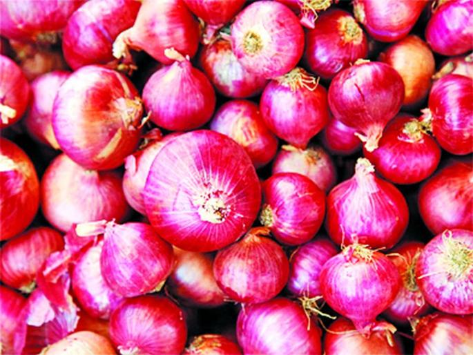 How much loot? Onion at Rs 25 per kg in wholesale vegetable market and Rs 35 per kg near home! | किती ही लूट? ठोक भाजीमार्केटमध्ये कांदा २५ रुपये, तर घराजवळ ३५ रुपये किलो! How much loot? Onion at Rs 25 per kg in wholesale vegetable market and Rs 35 per kg near home! | किती ही लूट? ठोक भाजीमार्केटमध्ये कांदा २५ रुपये, तर घराजवळ ३५ रुपये किलो!