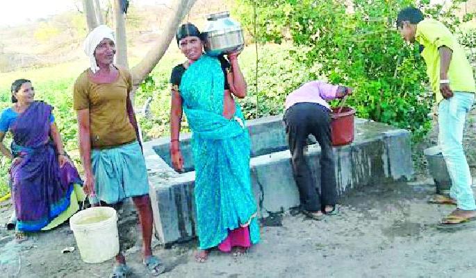 Thirsty ran over the bore well | बोअरवेलच्या पाण्यावर भागते तहान Thirsty ran over the bore well | बोअरवेलच्या पाण्यावर भागते तहान