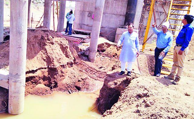 Increased water supply work is slow | वाढीव पाणी पुरवठ्याचे काम संथगतीने