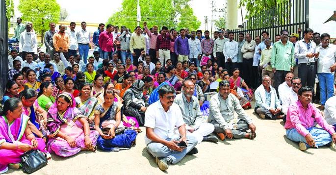 Teachers protest; Postpone adjustment process | शिक्षकांचा विरोध; समायोजन पुढे ढकलले! Teachers protest; Postpone adjustment process | शिक्षकांचा विरोध; समायोजन पुढे ढकलले!