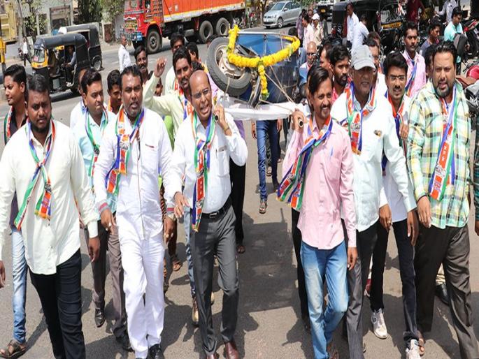 Fuel price hike in Jalgaon for the lifting of two-wheelers | जळगावात दुचाकीची अंत्ययात्रा काढत इंधन दरवाढीचा निषेध Fuel price hike in Jalgaon for the lifting of two-wheelers | जळगावात दुचाकीची अंत्ययात्रा काढत इंधन दरवाढीचा निषेध