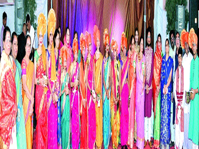 Folk songs made by joke | लोकगीतांनी केले रसिकांचे रंजन Folk songs made by joke | लोकगीतांनी केले रसिकांचे रंजन