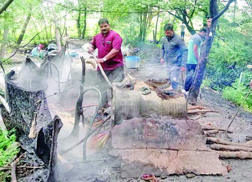 Barrels filled with chemicals buried in the ground; The police found and destroyed 'it'! | रसायनने भरलेले बॅरल जमिनीत पुरले; पोलिसांनी शोधून ‘ते’ उद्ध्वस्त केले ! Barrels filled with chemicals buried in the ground; The police found and destroyed 'it'! | रसायनने भरलेले बॅरल जमिनीत पुरले; पोलिसांनी शोधून ‘ते’ उद्ध्वस्त केले !