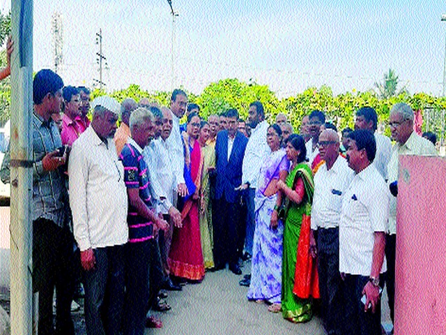 Mayor visits raining issues | महापौर दौºयात समस्यांचा पाऊस Mayor visits raining issues | महापौर दौºयात समस्यांचा पाऊस