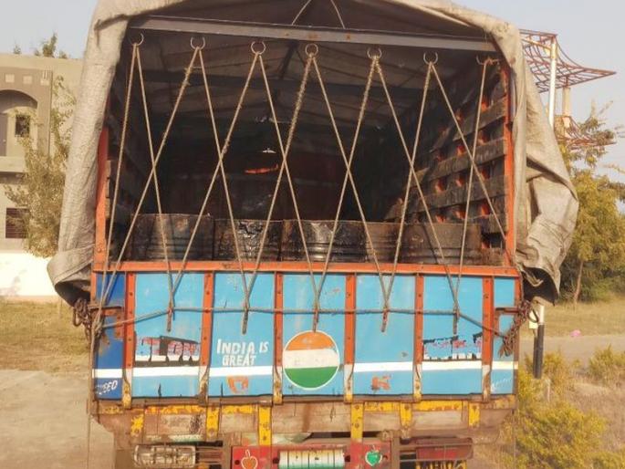 Dhondalera stolen traffic congestion, possession of the truck with the dealer | धुळ्यात डांबराची चोरटी वाहतूक रोखली, ट्रकसह मुद्देमाल ताब्यात Dhondalera stolen traffic congestion, possession of the truck with the dealer | धुळ्यात डांबराची चोरटी वाहतूक रोखली, ट्रकसह मुद्देमाल ताब्यात