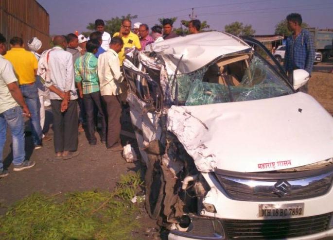 Three injured, driver dies, with Dhule Deputy registrar | धुळे उपनिबंधकासह तीन जखमी, चालक ठार Three injured, driver dies, with Dhule Deputy registrar | धुळे उपनिबंधकासह तीन जखमी, चालक ठार