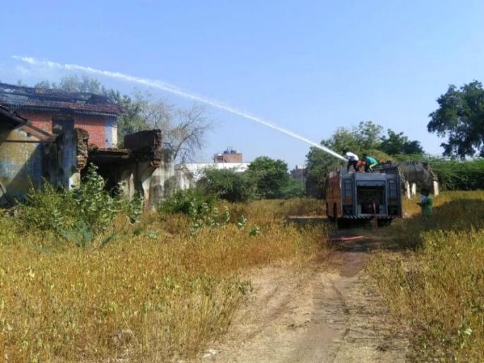 Old house burnt in a fire, damages | धुळ्यात पडक्या जुन्या घराला आग, नुकसान Old house burnt in a fire, damages | धुळ्यात पडक्या जुन्या घराला आग, नुकसान