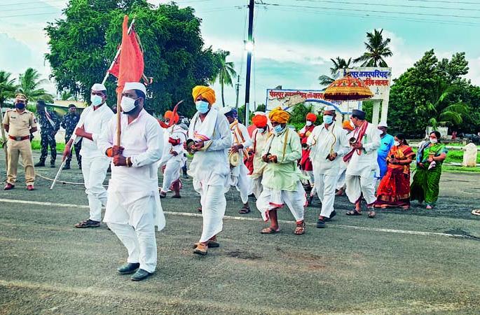 Faith is greater than fear; A little bit of atoms ... Devotion is like the sky! | भीतीपेक्षाही श्रद्धा ठरली मोठी; अणूरेणियां थोकडा...भक्तिभाव आकाशाएवढा !