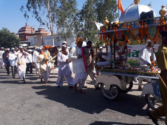 Hundreds of dents stayed in Trimbakarnagar | शेकडो दिंड्या त्र्यंबकनगरीत विसावल्या Hundreds of dents stayed in Trimbakarnagar | शेकडो दिंड्या त्र्यंबकनगरीत विसावल्या