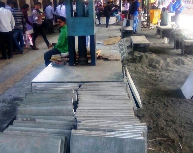 Dombivli station: Due to dust, traveler harasses: Stools due to increase in height of platforms | डोंबिवली स्थानकात धुरळयामुळे प्रवासी हैराण : फलाटांची उंची वाढवण्याच्या सामानामुळे धुळधाण Dombivli station: Due to dust, traveler harasses: Stools due to increase in height of platforms | डोंबिवली स्थानकात धुरळयामुळे प्रवासी हैराण : फलाटांची उंची वाढवण्याच्या सामानामुळे धुळधाण