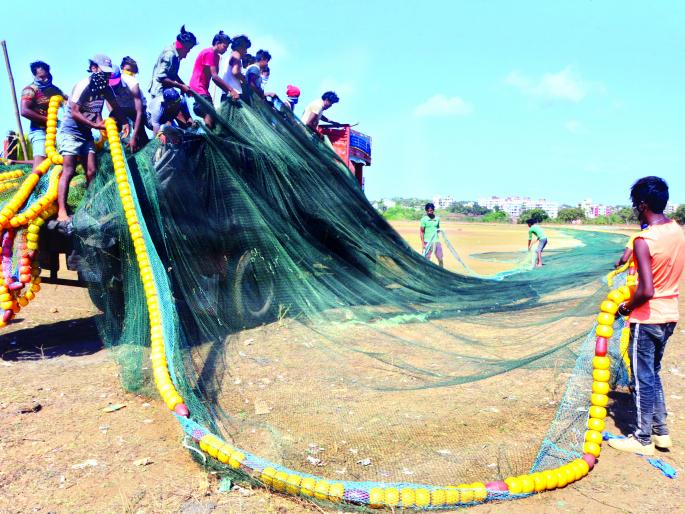 CoronaVirus: Lockdown eclipse will curb fishing, fishing will be closed from June | CoronaVirus : लॉकडाऊनच्या ग्रहणात मासेमारी आटोपणार, जूनपासून मासेमारी बंद CoronaVirus: Lockdown eclipse will curb fishing, fishing will be closed from June | CoronaVirus : लॉकडाऊनच्या ग्रहणात मासेमारी आटोपणार, जूनपासून मासेमारी बंद