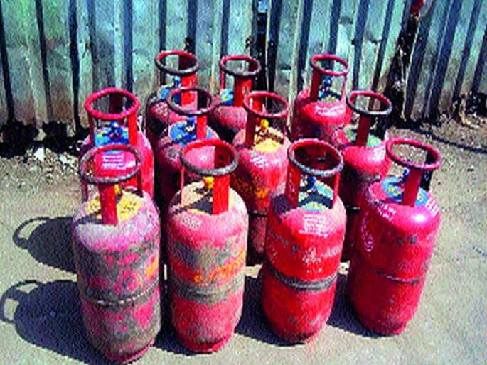 32 cylinders seized in domestic gas cylinders: Police raid on Nimse Mall | घरगुती गॅस सिलिंडरमधील गॅस चोरीचा पर्दाफाश ३२ सिलिंडर जप्त : निमसे मळ्यातील अड्ड्यावर पोलिसांचा छापा 32 cylinders seized in domestic gas cylinders: Police raid on Nimse Mall | घरगुती गॅस सिलिंडरमधील गॅस चोरीचा पर्दाफाश ३२ सिलिंडर जप्त : निमसे मळ्यातील अड्ड्यावर पोलिसांचा छापा