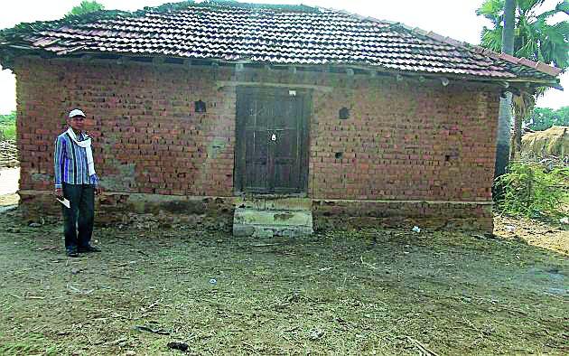 The seized jaggery disappeared from sealed house | सील ठोकलेल्या घरातून जप्त केलेला गूळ गायब