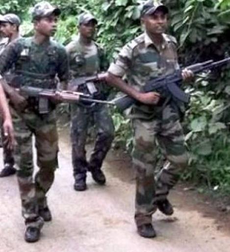 Elections in Chhattisgarh-Telangana; Police alert in the border areas | छत्तीसगड-तेलंगणातील निवडणूक; सीमावर्ती भागात पोलीस सतर्क Elections in Chhattisgarh-Telangana; Police alert in the border areas | छत्तीसगड-तेलंगणातील निवडणूक; सीमावर्ती भागात पोलीस सतर्क