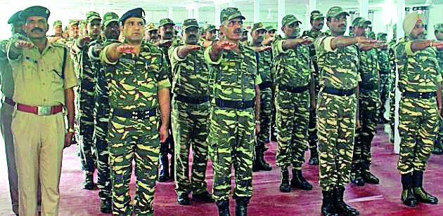 CRPF jawans took oath of corruption | सीआरपीएफ जवानांनी घेतली भ्रष्टाचारमुक्तीची शपथ CRPF jawans took oath of corruption | सीआरपीएफ जवानांनी घेतली भ्रष्टाचारमुक्तीची शपथ