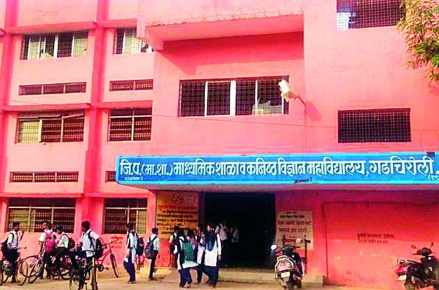 The teachers were stopped due to lack of 5th class | शिक्षकांअभावी बंद पडला ५ वा वर्ग The teachers were stopped due to lack of 5th class | शिक्षकांअभावी बंद पडला ५ वा वर्ग