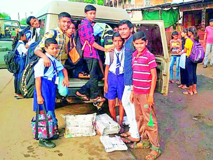 The condition of the students on the bus | बसअभावी विद्यार्थ्यांचे हाल
