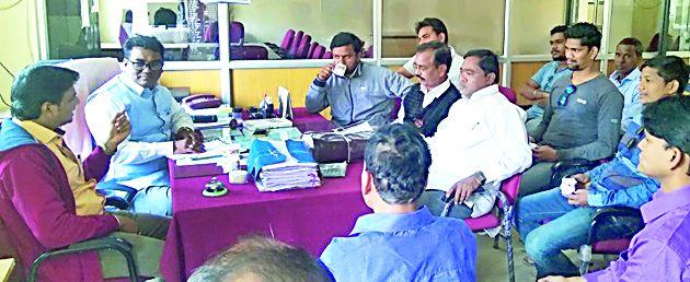 Give pending scholarship to backward class students | मागासवर्गीय विद्यार्थ्यांची प्रलंबित शिष्यवृत्ती द्या Give pending scholarship to backward class students | मागासवर्गीय विद्यार्थ्यांची प्रलंबित शिष्यवृत्ती द्या