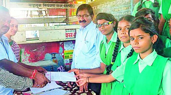 Stop buses for students | विद्यार्थ्यांसाठी बसेस थांबवा