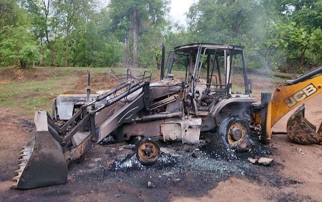 Naxals set fire to vehicles on construction in Gadchiroli | गडचिरोलीत बांधकामावरील वाहनांची नक्षल्यांकडून जाळपोळ Naxals set fire to vehicles on construction in Gadchiroli | गडचिरोलीत बांधकामावरील वाहनांची नक्षल्यांकडून जाळपोळ