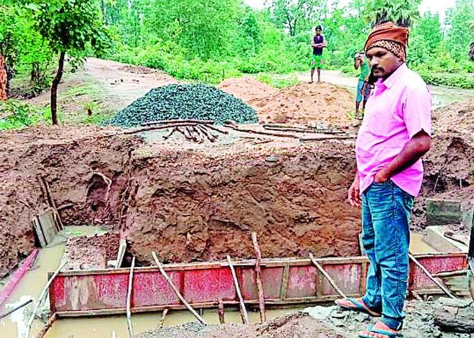 The risk of traffic jam | वाहतूक ठप्प होण्याचा धोका The risk of traffic jam | वाहतूक ठप्प होण्याचा धोका