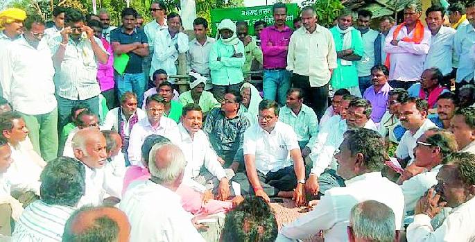 Chakajam agitation of farmers in Kurkheda | कुरखेडात शेतकऱ्यांचे चक्काजाम आंदोलन Chakajam agitation of farmers in Kurkheda | कुरखेडात शेतकऱ्यांचे चक्काजाम आंदोलन