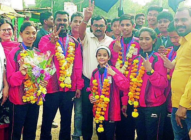 Gadchiroli students in South Korean competition shine | दक्षिण कोरियातील स्पर्धेत गडचिरोलीचे विद्यार्थी चमकले
