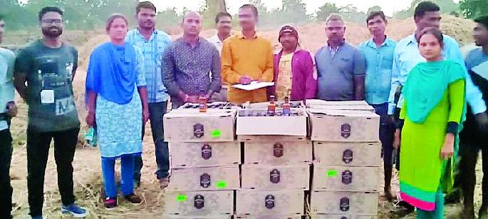 The lacquer was hidden in the grass | तणसात लपवली सव्वातीन लाखाची दारू