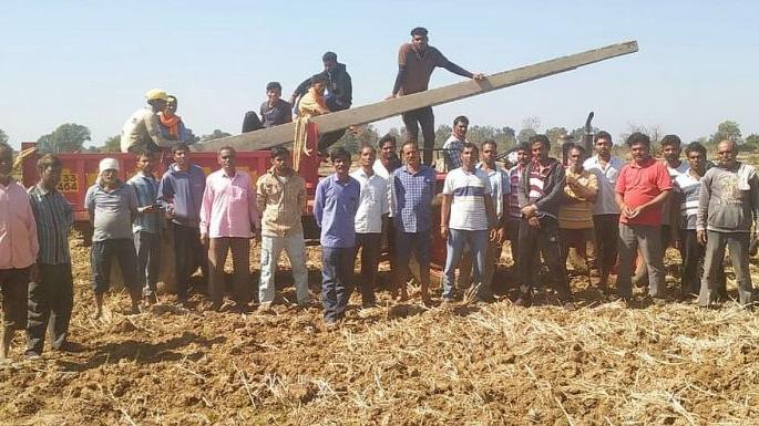 Farmers oppose the removal of 11 KV power lines from the field | 11 केव्हीची विद्युतवाहिनी शेतातून टाकण्यास शेतकऱ्यांचा विराेध Farmers oppose the removal of 11 KV power lines from the field | 11 केव्हीची विद्युतवाहिनी शेतातून टाकण्यास शेतकऱ्यांचा विराेध