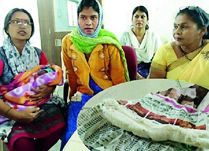 Cotton is in the stomach of the pregnant woman | बाळंत महिलेच्या पोटात कापसाचा बोळा Cotton is in the stomach of the pregnant woman | बाळंत महिलेच्या पोटात कापसाचा बोळा