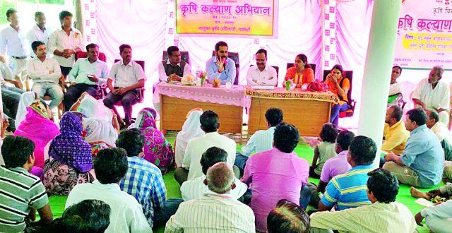 The problem of the farmers who have known the District Collector | जिल्हाधिकाऱ्यांनी जाणल्या शेतकऱ्यांच्या समस्या The problem of the farmers who have known the District Collector | जिल्हाधिकाऱ्यांनी जाणल्या शेतकऱ्यांच्या समस्या