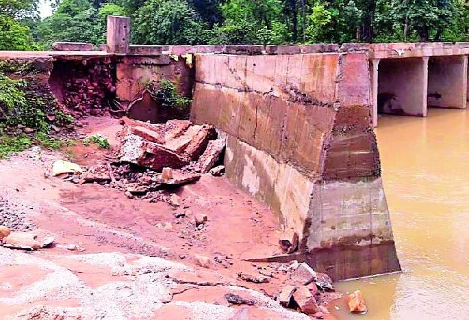 The bridge of Zuri Nallah breakthrough | झुरी नाल्याच्या पुलाला भगदाड The bridge of Zuri Nallah breakthrough | झुरी नाल्याच्या पुलाला भगदाड