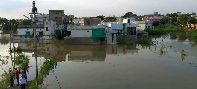 Half the district is flooded | अर्धा जिल्हा पुराच्या कवेत Half the district is flooded | अर्धा जिल्हा पुराच्या कवेत