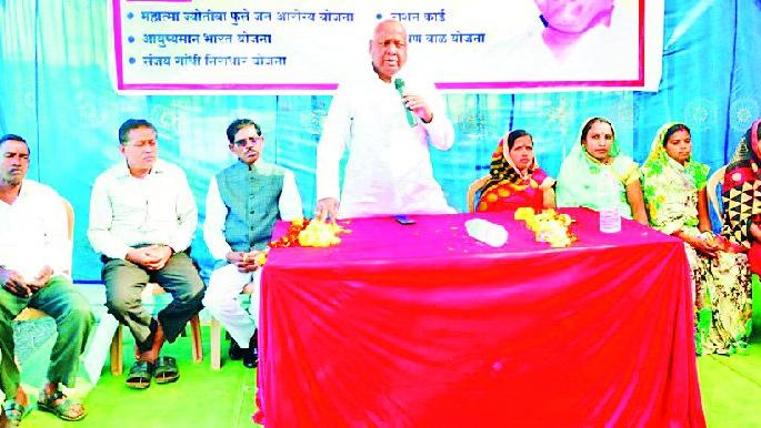 The government should lead the farmers seven times in a row | महाविकास आघाडी सरकारने शेतकऱ्यांचा सातबारा कोरा करावा The government should lead the farmers seven times in a row | महाविकास आघाडी सरकारने शेतकऱ्यांचा सातबारा कोरा करावा