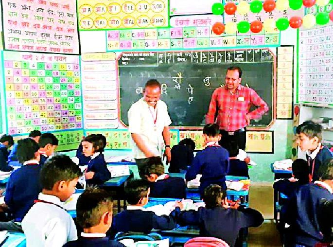 Teacher's school has passed the Sony school | शिक्षकांच्या पदस्पर्शाने सोनी शाळा झाली आदर्श Teacher's school has passed the Sony school | शिक्षकांच्या पदस्पर्शाने सोनी शाळा झाली आदर्श