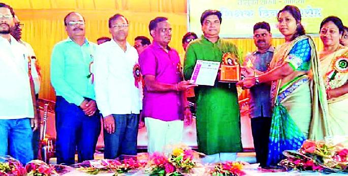 25 teachers honored with pride | २५ शिक्षकांना गौरव पुरस्कार 25 teachers honored with pride | २५ शिक्षकांना गौरव पुरस्कार