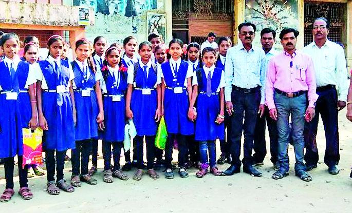 Zadpi girl saw 'Padman' | झेडपीच्या विद्यार्थिनीनी पाहिला ‘पॅडमॅन’ Zadpi girl saw 'Padman' | झेडपीच्या विद्यार्थिनीनी पाहिला ‘पॅडमॅन’
